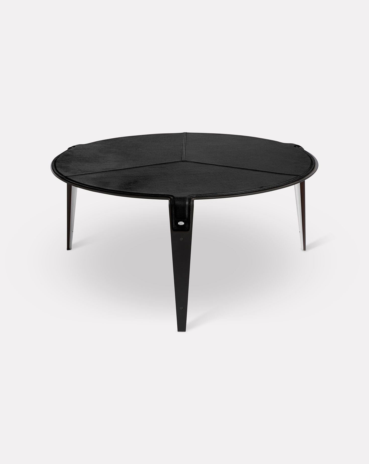 Table basse noire et métallique