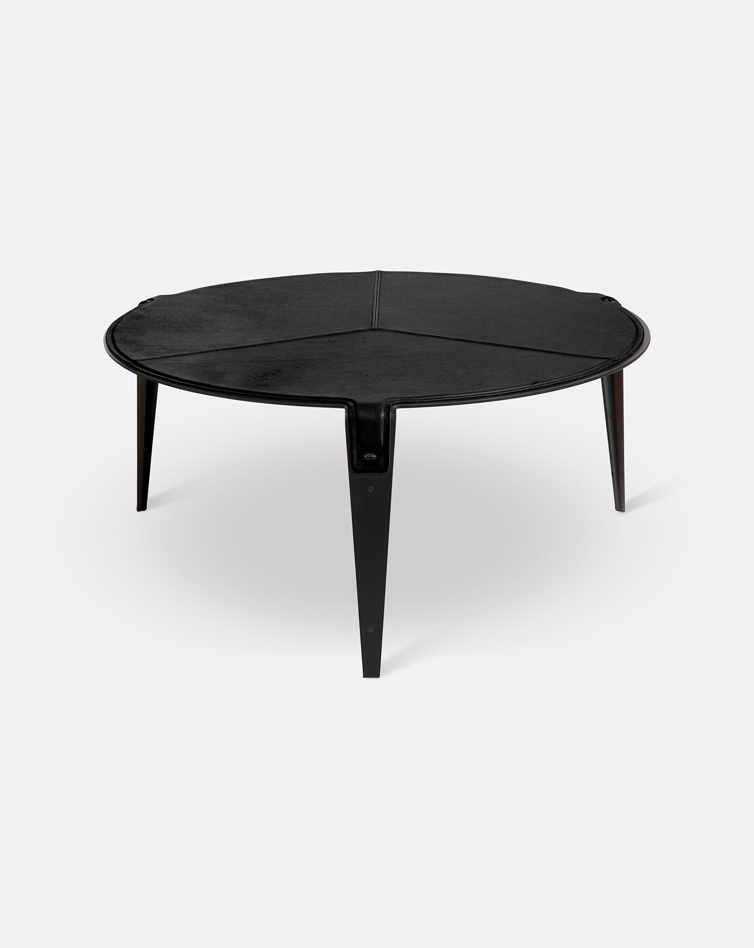 Table basse noire et métallique