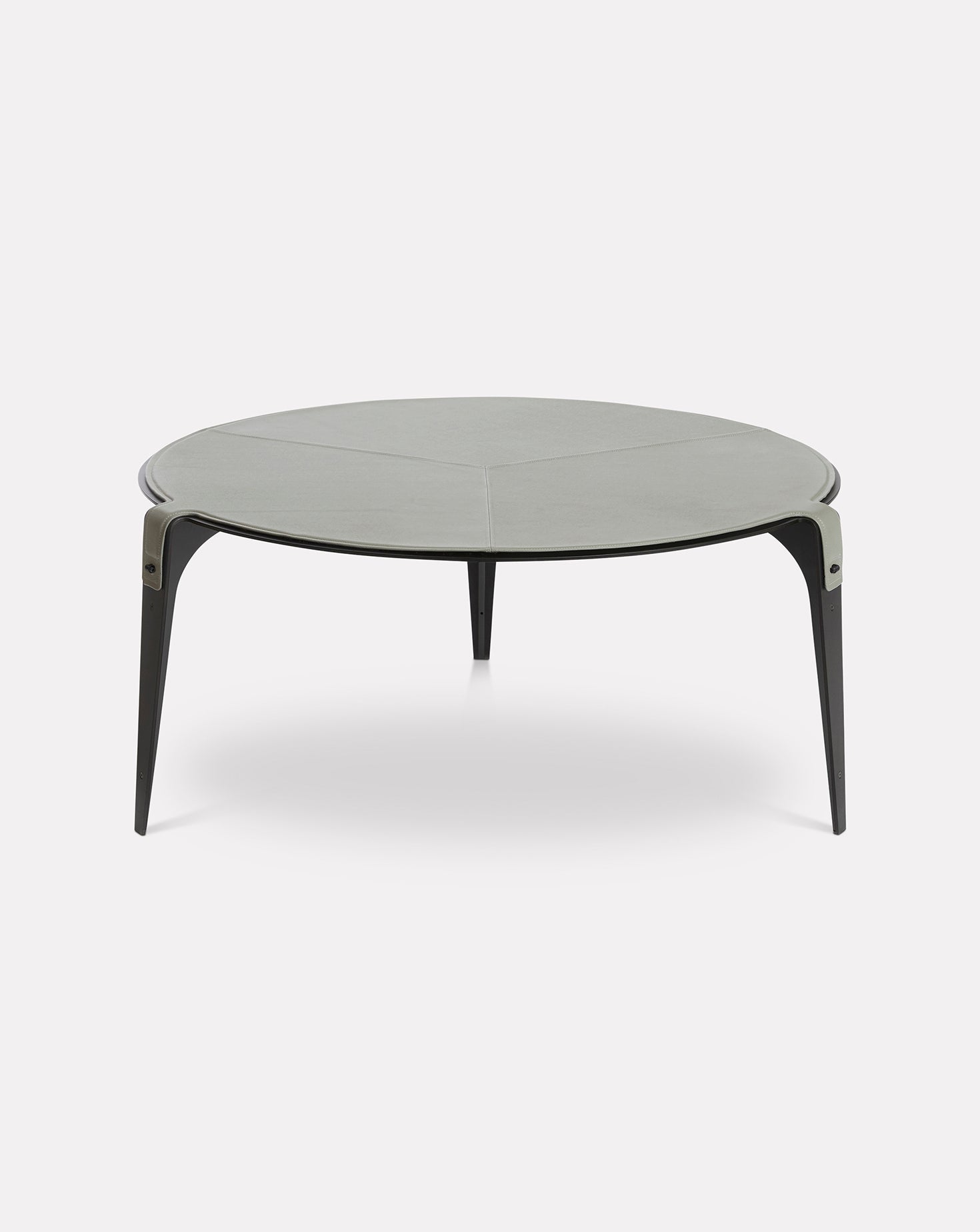 Table basse grise et métallique