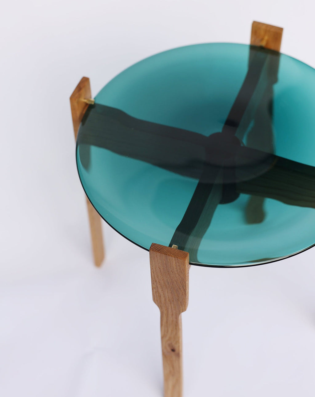Table d'appoint avec plateau en bois et verre