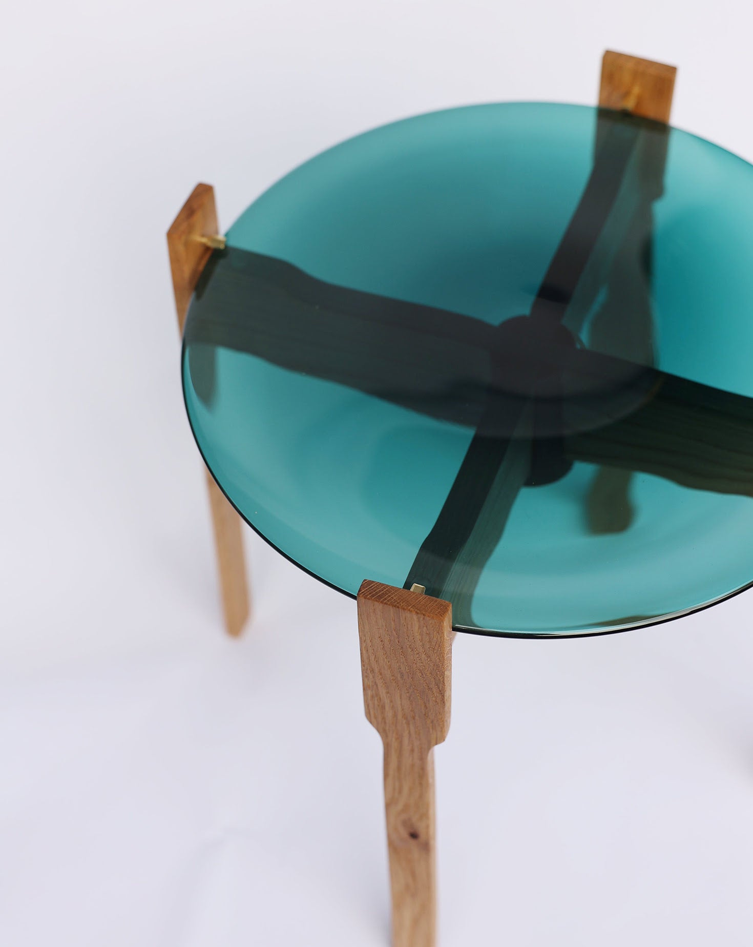 Table d'appoint avec plateau en bois et verre