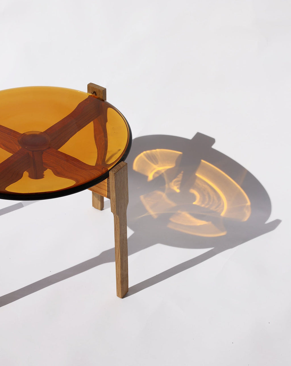 Table d'appoint avec plateau en bois et verre