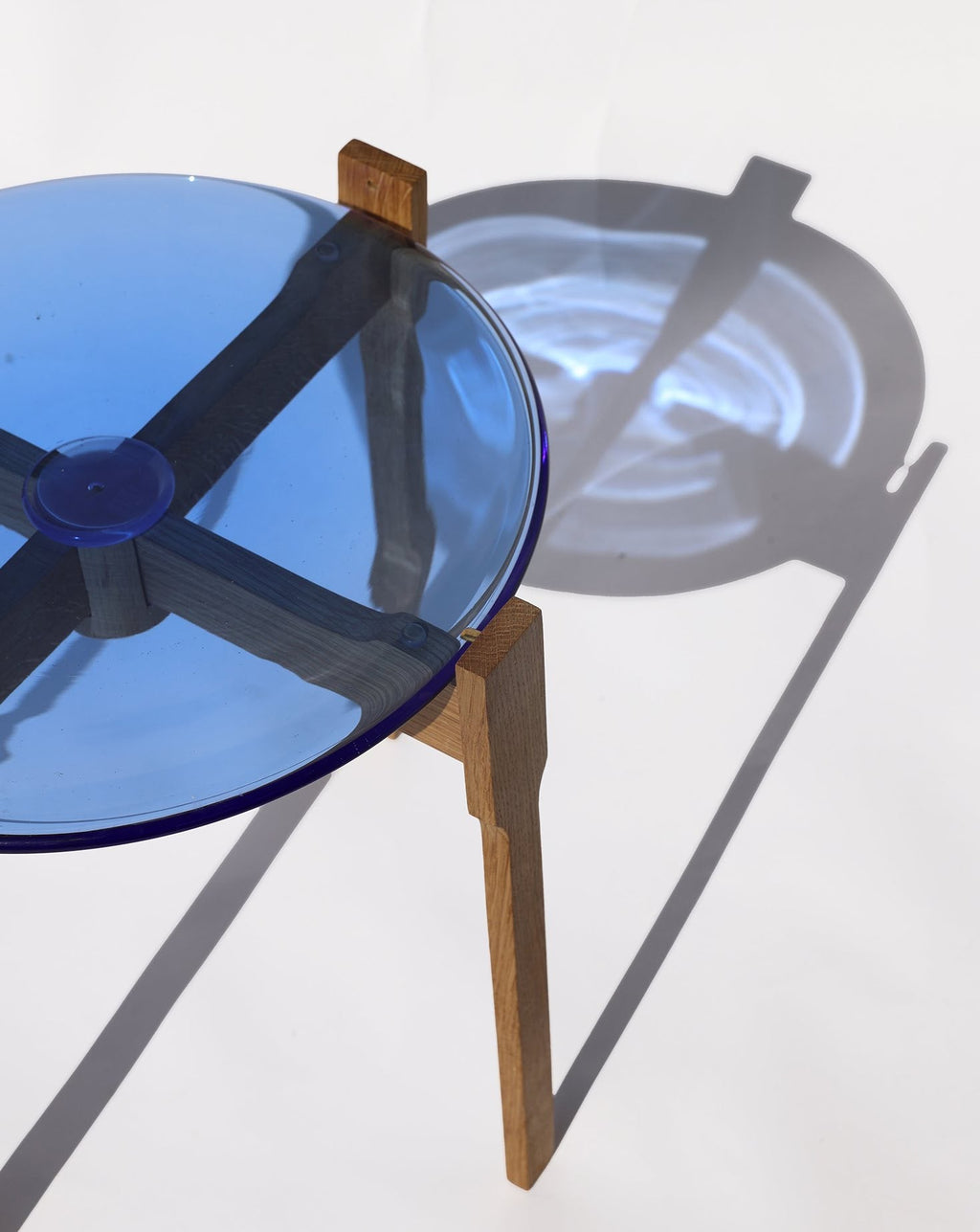 Table d'appoint avec plateau en bois et verre