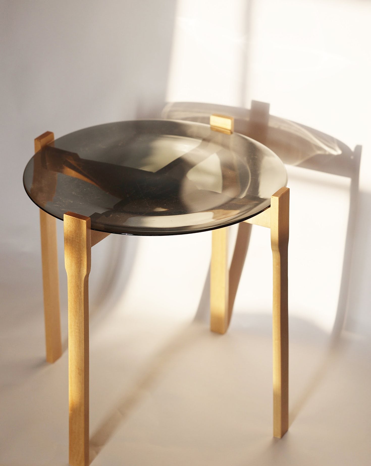 Table d'appoint avec plateau en bois et verre