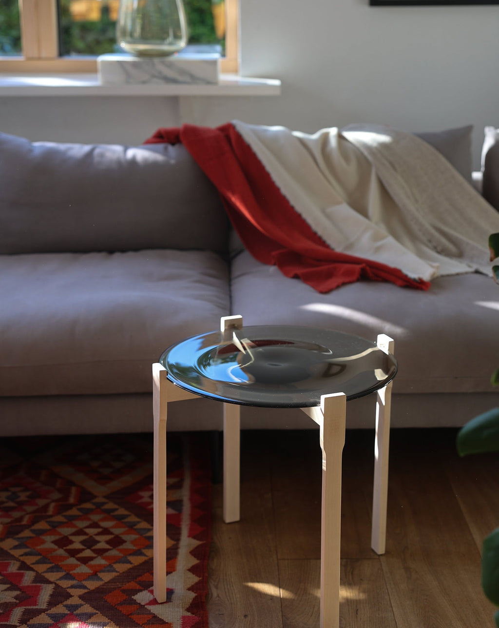 Table d'appoint avec plateau en bois et verre