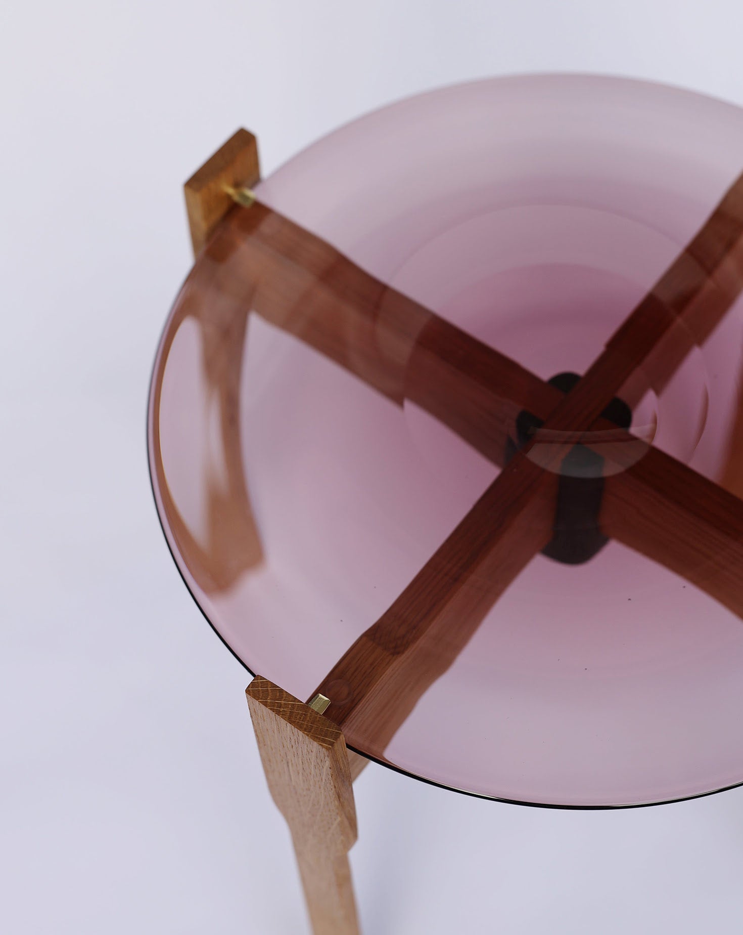 Table d'appoint avec plateau en bois et verre
